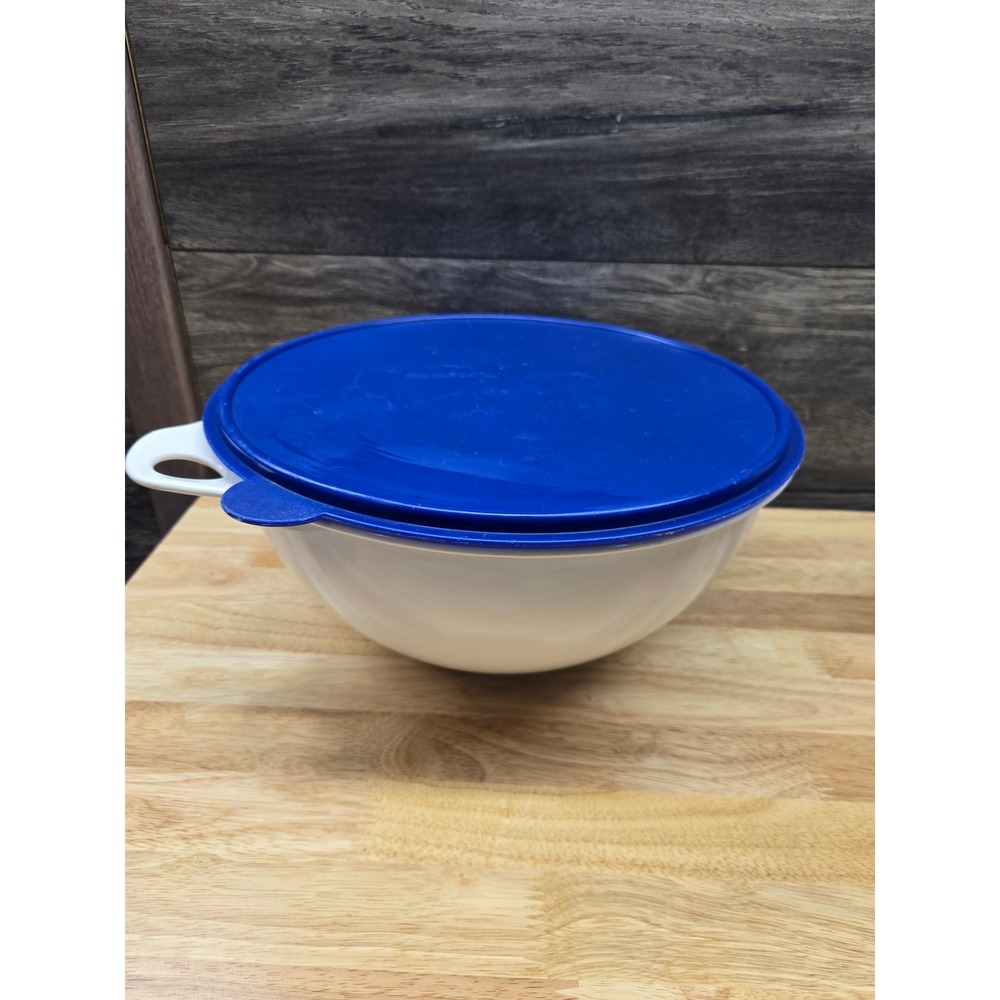 Vintage Tupperware Thatsa Bowl White with Blue Lid Thumb Loop Handle 32 Cup